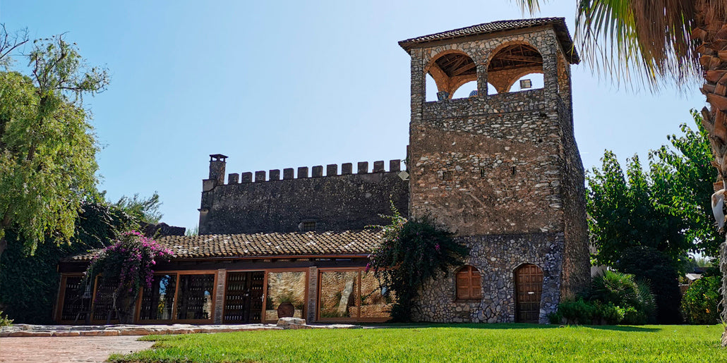Torre de piedra en Bodegas Jaume Serra con jardín
